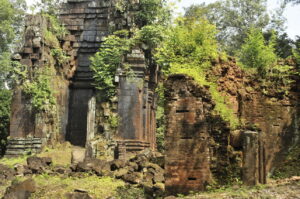 A remain of brick early tower at Prasat Chrap © Beyondangkor.org